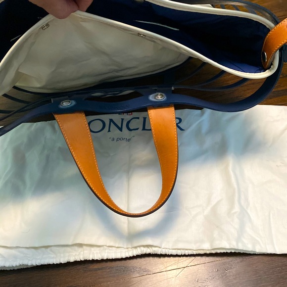 Exquisite Moncler Bag - Picture 4 of 9